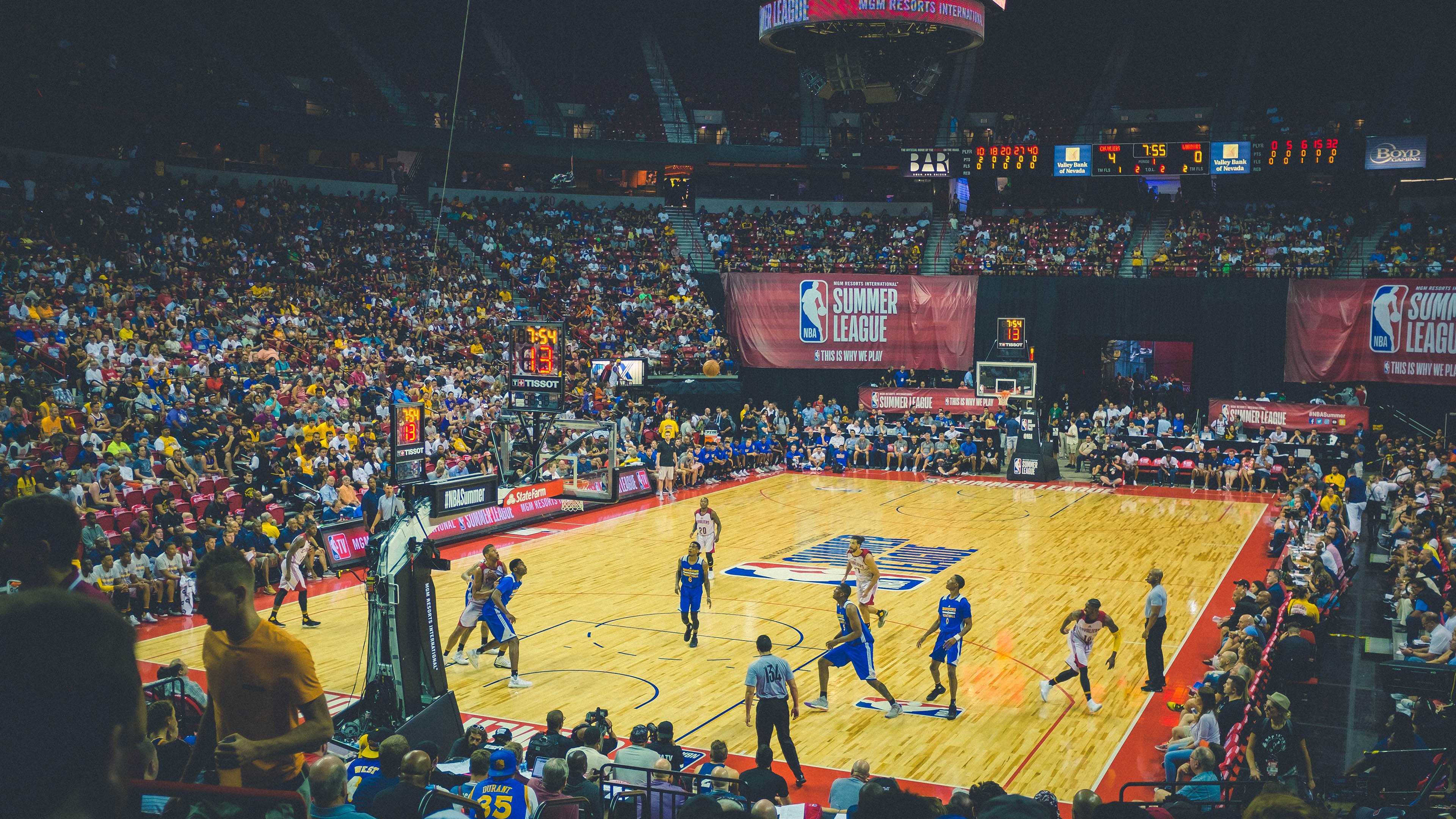 林丹走进乡村小学推广羽毛球运动,羽毛球国家队林丹